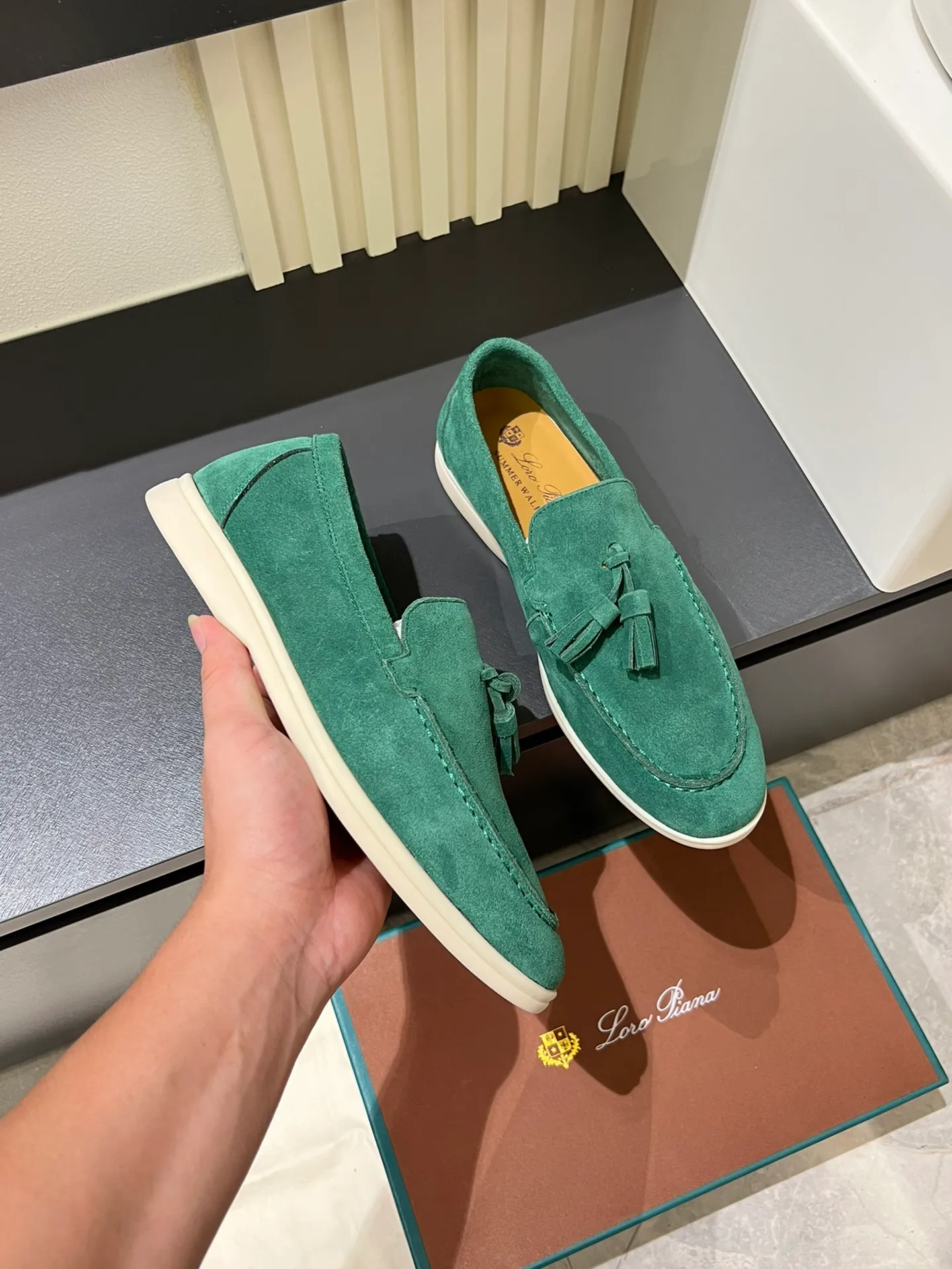 Men's shoes 💰p360 "Loro men's shoes 💰pian'*" Classic L men's shoes for couples 💰p Top version British flat loafers, a must-have item in old money style, the minimalist design is eye-catching and durable, a plus point for dressing The soft foot feel and texture are outstanding. They don’t scratch your feet and are very nice. They are matched with soft and waxy soles. They can be worn daily for a long time without getting tired. They are easy to wear, versatile and classic items, with perfect foot feel and texture! Imported cashmere fabric, the lining is made of imported A-grade water-dyed cow lining, the top version of the genuine leather midsole is sewn with pure handmade mark thread! Size: Female 35-40 (34. Customized) Male 38-44 (45.46. Customized)